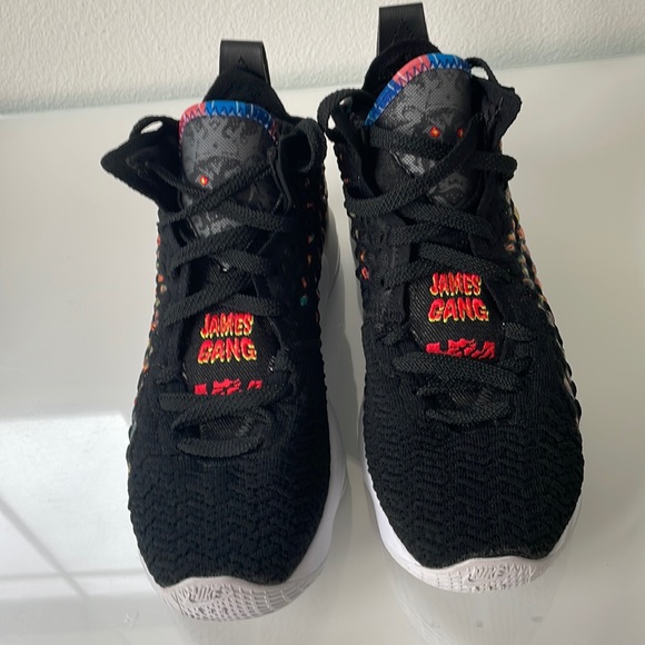 Lebron XVII - Picture 1 of 8